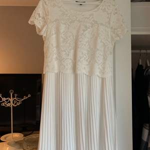 En vit klänning från Bohoo i stl 40-42. Jättefin med spets upptill! Använd 1 gång. Perfekt till student