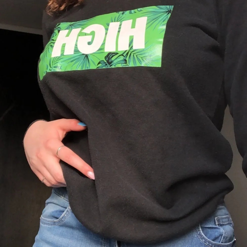 Superfin sweatshirt med tryck där det står ”High”! Mycket fin till sommaren🌸. Tröjor & Koftor.