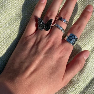 Ringar  - Swipa till bild 2 för att se nummer och priser🤩 1. 29kr 2. 49kr 3. 79kr 4. 99kr frakt på 13kr tillkommer❤️ all är justerbara 