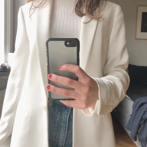 Vit kavaj från Filippa K - Lyxig vit kavaj från Filippa K, endast använd ett fåtal gånger så i väldigt bra skick! Kostar ca 3000-4000 på nypris!❤️🥰 Strl XS, men sitter lite snyggt oversize på mig som vanligt har XS. Enkel att matcha och bra kvalité❤️👍 Pris kan diskuteras!