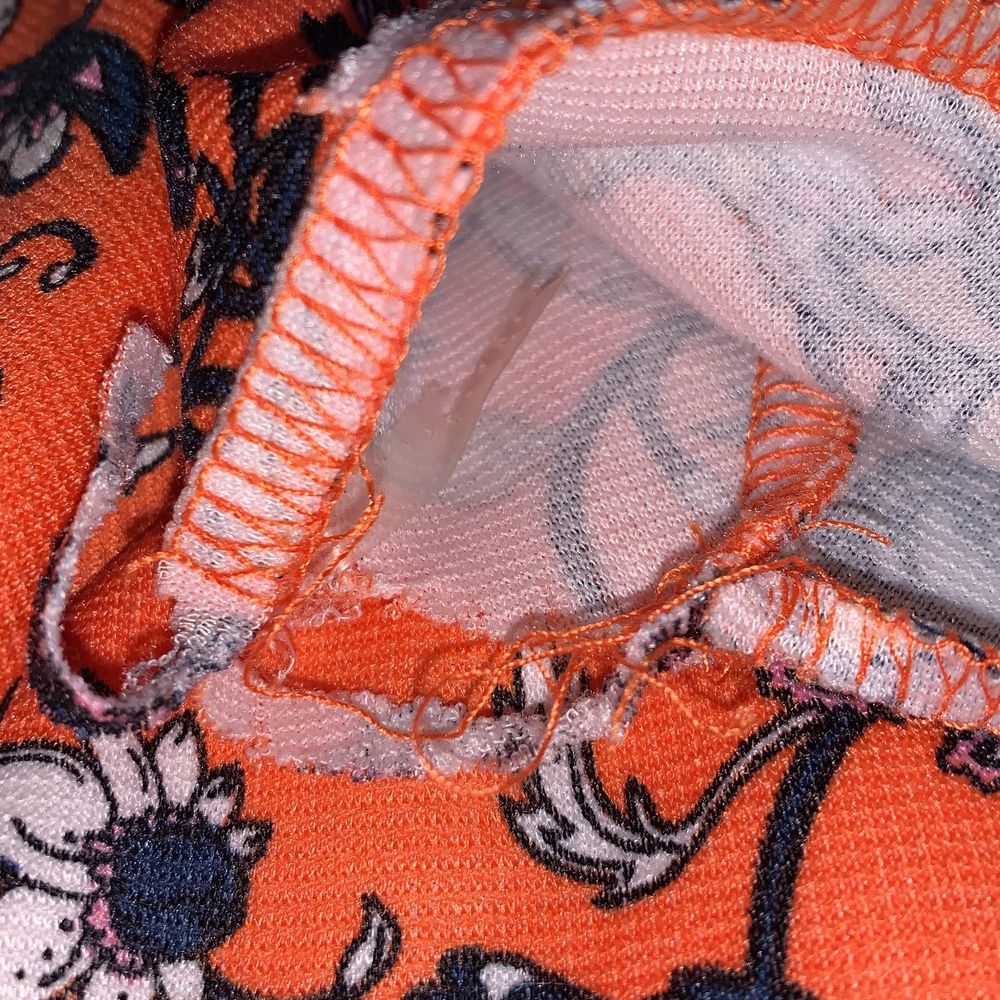 Nu säljer jag min fina kjol som jag älskar orange fin bra till sommaren är jätte skön man kan ha den när som helst och jätte skön att bara sova med och gosa med familjen så skön ❤️💞. Kjolar.