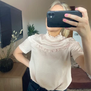 Rosa satin blus 💗 - Rosa satin blus från H&M. Passar både till vardag och fest. 