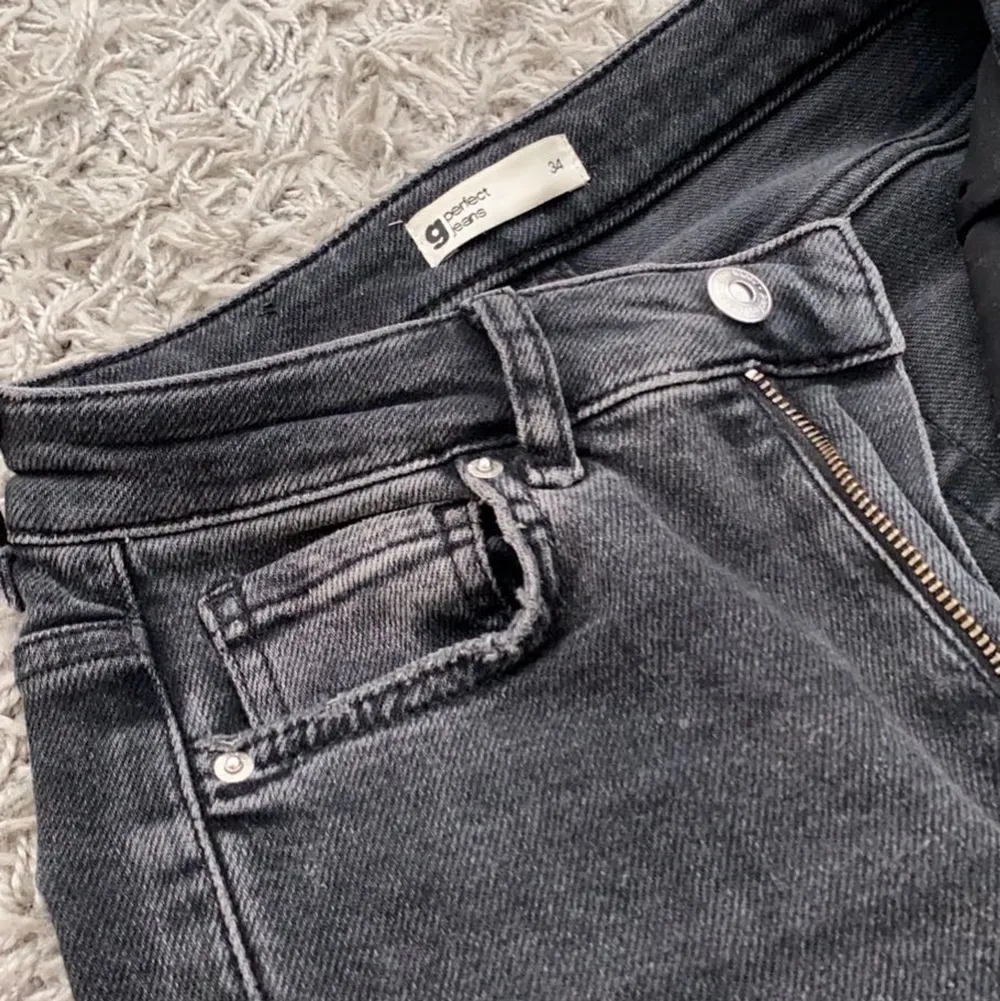 Ett par gråa bootcut från Gina, super fina verkligen men tyvärr har blivit för små för mig, hör av dig vid intresse😊. Jeans & Byxor.