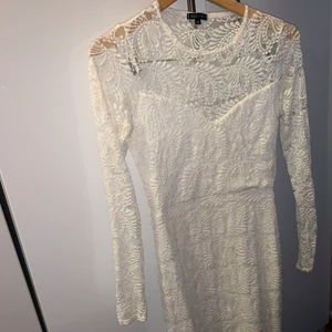 Studentklänning - Långärmad,vit studentklänning från NLY, knälång i strl M! Passar nog både M och S då den är stretchig!!