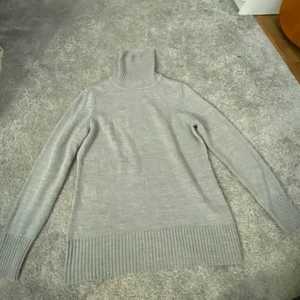 Grå Polotröja  - Grå polotröja. Den är rätt tunn men skön ändå. Den är rätt gammal typ från 2017