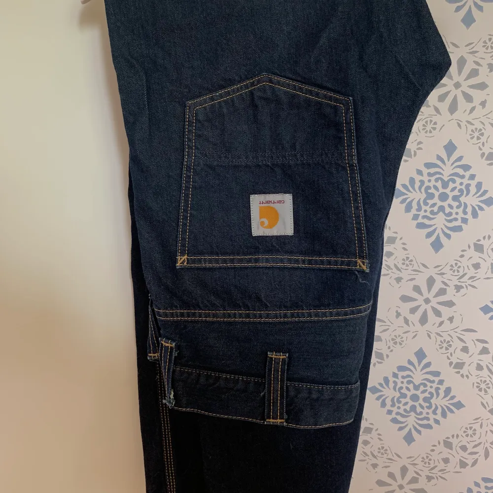 Carhartt retro pants / sparsamt använda 🕺🏻🪐 Avklippta nertill :) . Jeans & Byxor.