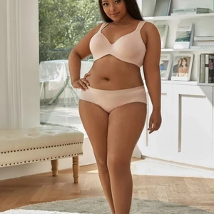 Bh - Helt ny och oanvänd bh. Storlek 100 C. Skönt mjukt material, stretchig, breda axelband och breda band runtom. 🙂