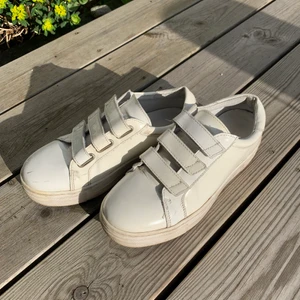 J. Lindeberg sneakers - Vita lackade j. Lindeberg sneakers. Inköpta våren 2020. En ovanlig färg. Blivit lite slitna på insidan av foten men annars i fint skick! Nypris 1800kr