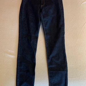 Mörk blåa högmidjade byxor - Säljer dom här mörk blåa högmidjade byxorna. Dom är litte för korta och trånga att få upp efter röven så dom borde passa dig om du är under 164