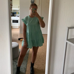 Rutig klänning - Säljer en gamal favorit som inköptes i Australien, så söt som går att styla med boots, sneakers och klackskor 🍀