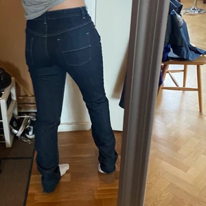 Snygga Filippa K jeans - Mina super snygga Filippa K jeans söker nytt hem!!! Sparsamt använda! Hör av dig vid eventuella frågor/ fler bilder eller funderingar💖💖💖