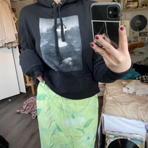 Huddie - Säljer denna populära mona Lisa huddie ifrån the cool elefant! Jätte fin och mysig nu till sommarkvällarna! Frakten står köparen för☺️