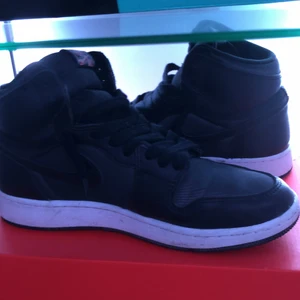 Jordan 1 Satin black - Jordan 1’s, storlek 38 säljer för att dem inte passar längre, skriv privat om frågor eller annat. Priset går att diskuteras.