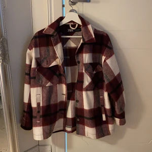 Zara jacka storlek XS - Inköpt från Zara (finns mer beskrivning på deras hemsida), väldigt fint skick då den knappt är använd!