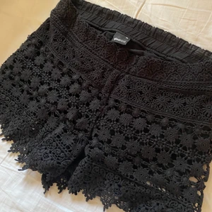 Spets shorts strl 36 - Jätte söta spetsshorts från Gina Tricot. Köpte den för några årsen och använt fåtal gånger, som nya! Storlek: 36🌸  Vid intresse eller frågor kontakta mig gärna🌸