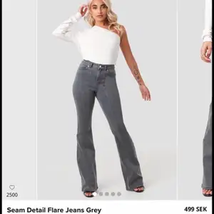 Gråa långa (på mig som är 172) bootcut jeans köpta höst 2019 från NAKDs hemsida. Använda max 5 gånger pga förstora.                                                    Skriv för mer bilder