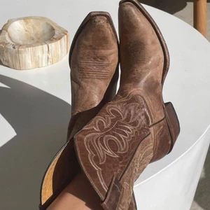 Cowboy boots  - Intresse koll! Super läckra cowboy boots, första bilden är från Kandell Jenners instagram. Dem ser ganska lika ut. Dem är i fin kvalite men tyvär för små för mig. Köpt här på Plick av en underbar person! Det står storleken 39 men är absolut inte de typ 37-38 