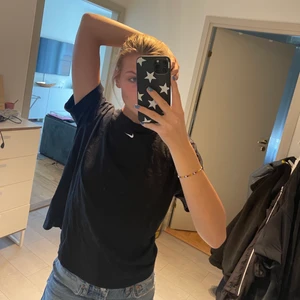 T-shirt  - Super skön och snygg T-shirt från Nike!! Passar till allt!!