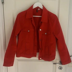 Röd jeans jacka  - Nästan oanvänd röd jeans jacka. Super fin men kommer inte till användning💖