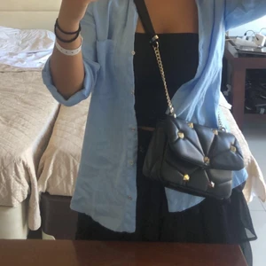 Väska - Superfin väska från Zara som jag köpte för ca 1 månad sedan. Känns inte som den kommer komma till så mycket användning för min del därav säljer jag den. Har bara använt den 1 gång så den är som ny💕