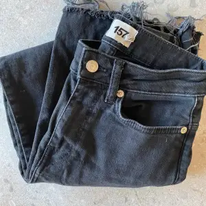Säljer ett par raka jeans från Lager 157 i modellen Lane🥰 De är för korta på mig som är 1,57 därav säljer jag dem🥰100kr + frakt