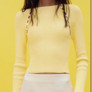 Stickad tröja - Säljer denna fina tröja💓 startar budet på 150kr 😌 förstår att storleken kan va förvirrande! Den är köpt i storlek L då tröjan är väldigt liten i storlek. Även väldigt tretchig💓💓❤️