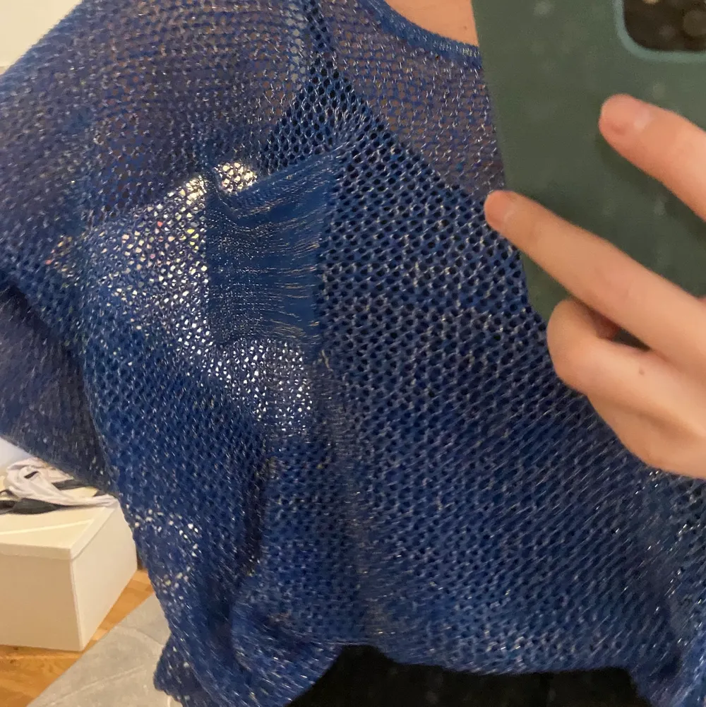En koboltblå stickad tröja, hur cool som helst. Den kommer tyvärr inte till användning trots att jag älskar den. Frakt 63kr💙. Stickat.