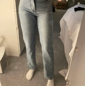 Plt jeans - Säljer dessa otroligt fina jeansen från Pretty Little Things då jag söker nya jeans⚡️byter järna mot andra kläder, annars blir det budgivning i kommebtarerna om flera är intresserade💓köp direkt för 450kr+frakt