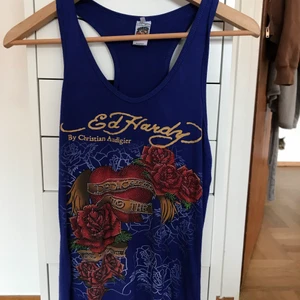 Linne - Säljer en skitsnygg ed Hardy linne! Har oftast storlek S i kläder och den sitter bra för att vara M! Buda eller köp direkt för 180kr!!