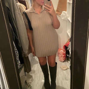Ny klänning beige  - Beige klänning med krage som är i nyskick, har använt den en gång i somras. Jag har vanligtvis S/M i kläder och denna är i medium! Jag är 172cm lång. Finns i nacka och möts helst runt om nacka☺️ ursäkta min stökiga garderob… rensar den🥰