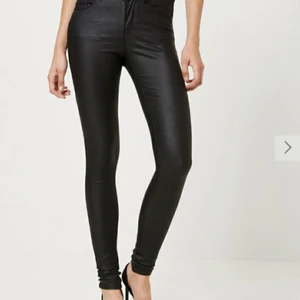 Skinnjeans, veromoda - Säljer dessa snygga skinnjeans ifrån vero moda. Skicka privat för bilder på passform osv 🥰 (bilderna är lånade) 