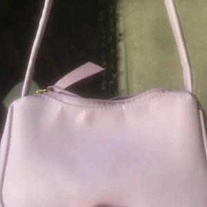 Shein - Fin lila axelväska till salu.