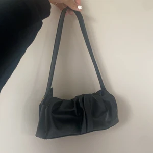 Väska - Denna svarta väska som är ”skrynlig”, kommer ej till användning!