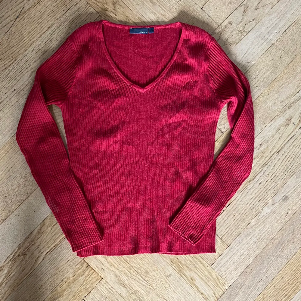 Fin röd tröja ✨ Passar mig som är S och 168😊. Tröjor & Koftor.