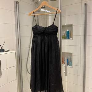 En klänning från Zara som säljs för att den inte passar mig längre.