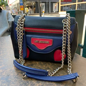 Love moshino väska - Love Moshino väska, äkta såklart🥰💕