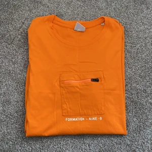 Jack & Jones T-shirt  - T-shirt från Jack & Jones. Trycker är något slitet på vissa ställen, därav priset 