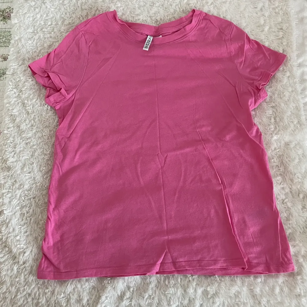 Rosa tshirt från H&M i storlek M. Frakt tillkommer.. T-shirts.