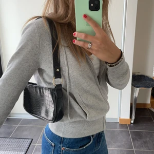 Väska - Säljer en svart baguette bag i väldigt bra skick 💓 