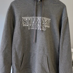 Stranger things hoodie storlek xl  - Oanvänd Stranger things hoodie storlek xl. Oversized. 129 kr 