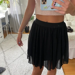 Plisserad kjol - Säljer denna svarta kjol, knappt använd. Superfin från na-kd💕 Köparen står för frakten!