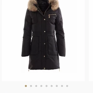 Hollies vinterjacka Les Arcs - Säljer nu min fina vinterjacka, storlek 36 passar XS/S! Köptes för 4799kr på Jackan.com. Haft den i två vintrar men användt sparsamt så jackan är i god skick, rökfri & djurfri. Kan mötas upp i Örebro eller Malmö annars fraktas. Kan tänka mig gå ner i pris vid snabb affär 🥰