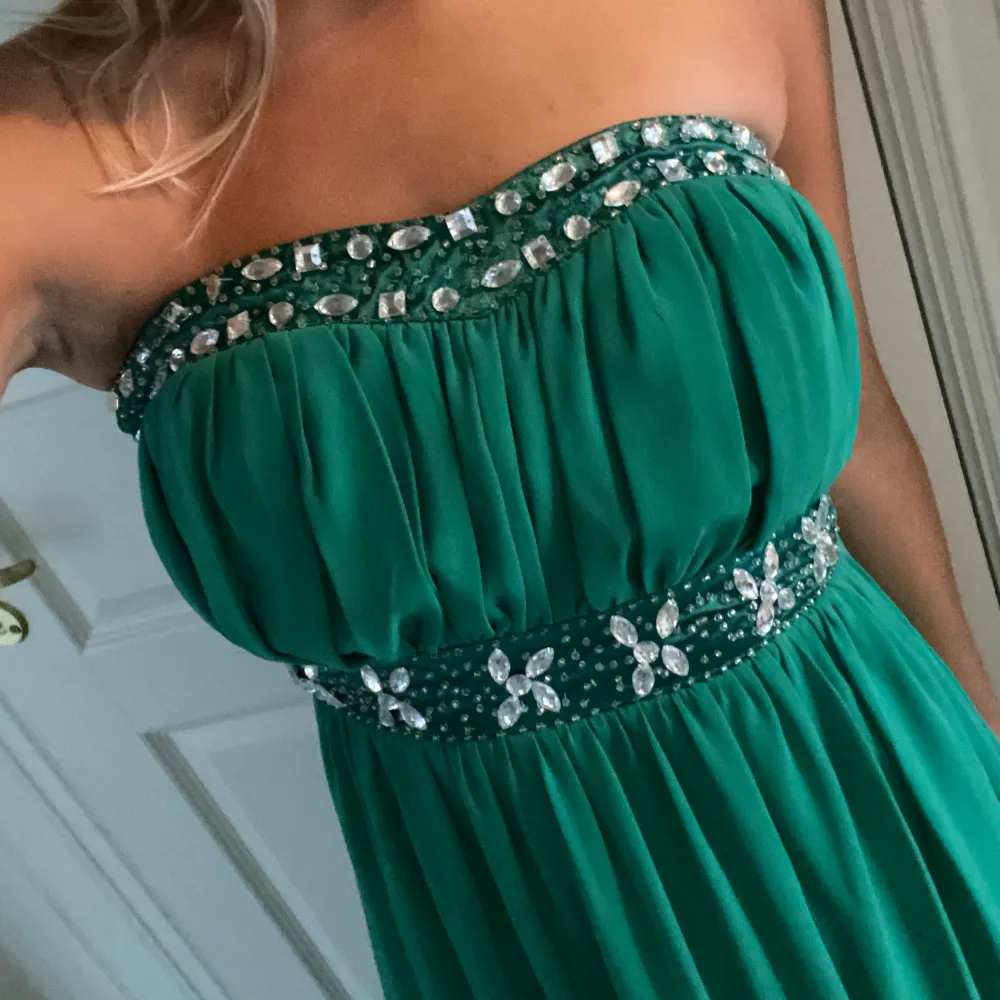 Supersnygg grön klänning från Sisters point i storlek XS. Enbart använd en gång på balen i 9an 2015. Materialet känns lyxigt och klänning har mycket snygga pärldetaljer. Inbyggda inlägg för att man ska kunna ha den utan bh.. Klänningar.