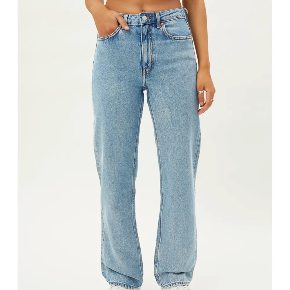 Voyage jeans från Weekday med 1 år på nacken! Snygg modell med långa raka ben och hög midja i ”hård” denimblandning. Måttligt använda, säljer eftersom de blivit lite stora. Storlek 30 i midjan och 32 i benen. Skulle säga att de passar någon som har storlek M/40 bra, har själv 38 och de passar fortfarande men blir lite lösare och rakare. Färgen heter ”Pen blue” och är klar, syns lite dåligt på bilderna. . Farkut & Housut.