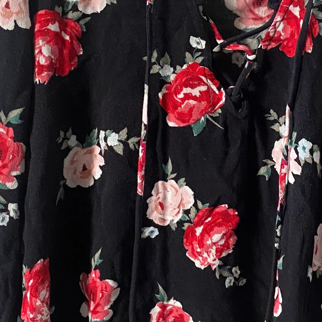 Blommig blus med knytning  - 91