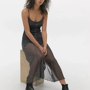 Långklänning - Ball långklänning från Urban Outfitters, crossed rygg så den ser väldigt slim ut men på är den bredare.