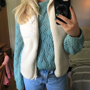 Teddyväst - Säljer min fina Teddy/piléväst från Lindex💕💕 Populär och i superfint skick! 