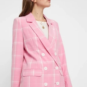 Kavaj  - Säljer denn superfina kavaj från Vero Moda då den inte kommer till användning längre! Knappt använd så den är som ny! 250kr + frakt