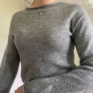 Grå tröja - Jättefin grå tröja köpt på Gina Tricot. Den är i storlek XS och i ganska bra skick, endast lite nopprig på armarna. Säljer för 120kr+frakt.🥰
