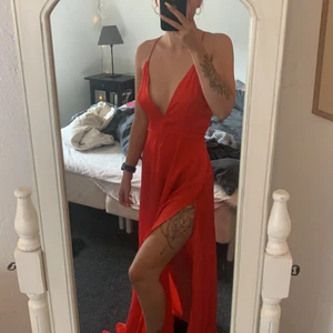 Balklänning  - Oanvänd balklänning från Pretty little things med öppen rygg och hög slits. Säljs pga är för stor. 